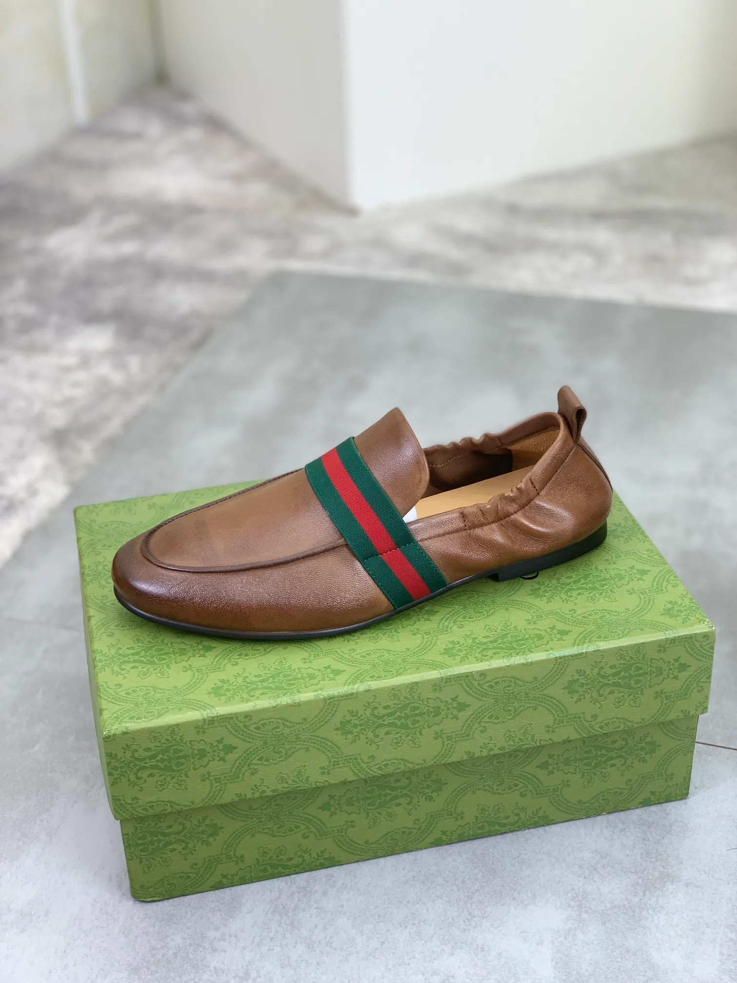 Men's Men's Shoes💰P520💰【New Style】Water-dyed Niuli Gucci's most popular selection of lazy slip-on leather shoes (Gucci) official website latest Gucci lazy leather shoes, hot style 💥 simple and elegant style, exclusive for trendy men. Unique official website latest brand original double G embossing Elements 👑 Original Gucci decoration, fashionable and elegant, fabric original calfskin ✅ fully imported first-layer cowhide lining, official website designated wear-resistant, rubber business outsole, classic model taken at the counter in real life 🎬38-44 black brown optional